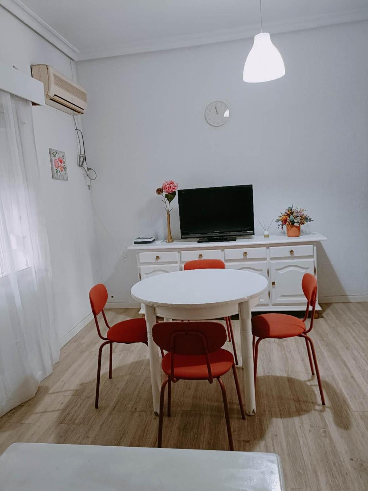 8 Mins Walk To Train Station Low Cost Youth Hostel เซบีญา ภายนอก รูปภาพ