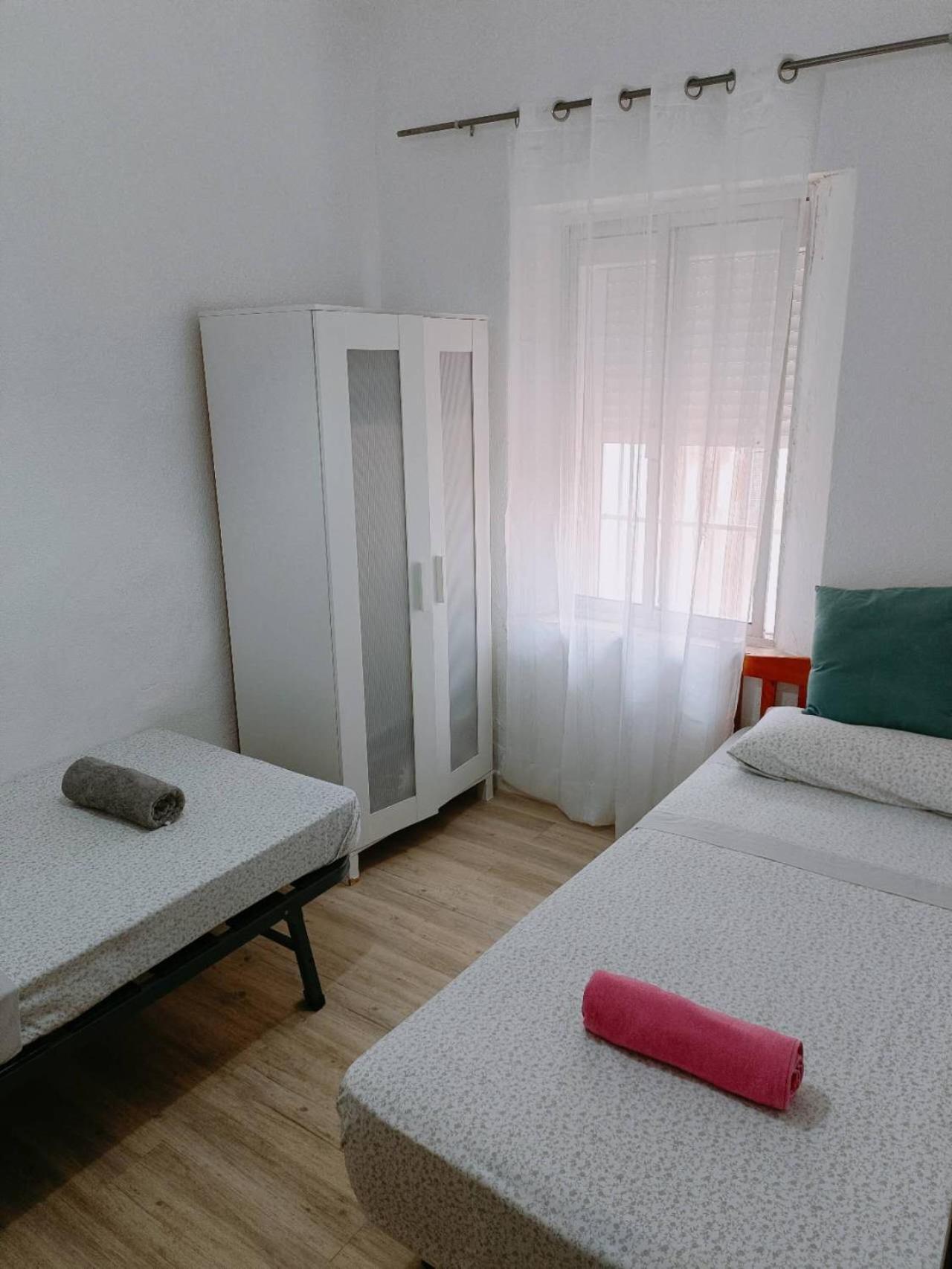 8 Mins Walk To Train Station Low Cost Youth Hostel เซบีญา ภายนอก รูปภาพ